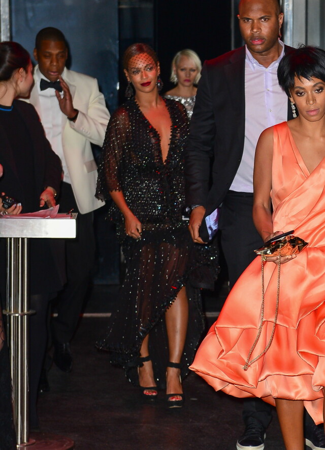ETTER ANGREPET: Her kommer trioen ut fra The Standard Hotel i New York, der Solange Knowles (t.h.) nettopp har angrepet Jay-Z i heisen. Sammenstøtet skjedde under etterfesten til MET-gallaen mandag sist uke. Foto: All Over Press ETTER ANGREPET: Her kommer trioen ut fra The Standard Hotel i New York, der Solange Knowles (t.h.) nettopp har angrepet Jay-Z i heisen. Sammenstøtet skjedde under etterfesten til MET-gallaen mandag sist uke. Foto: All Over Press